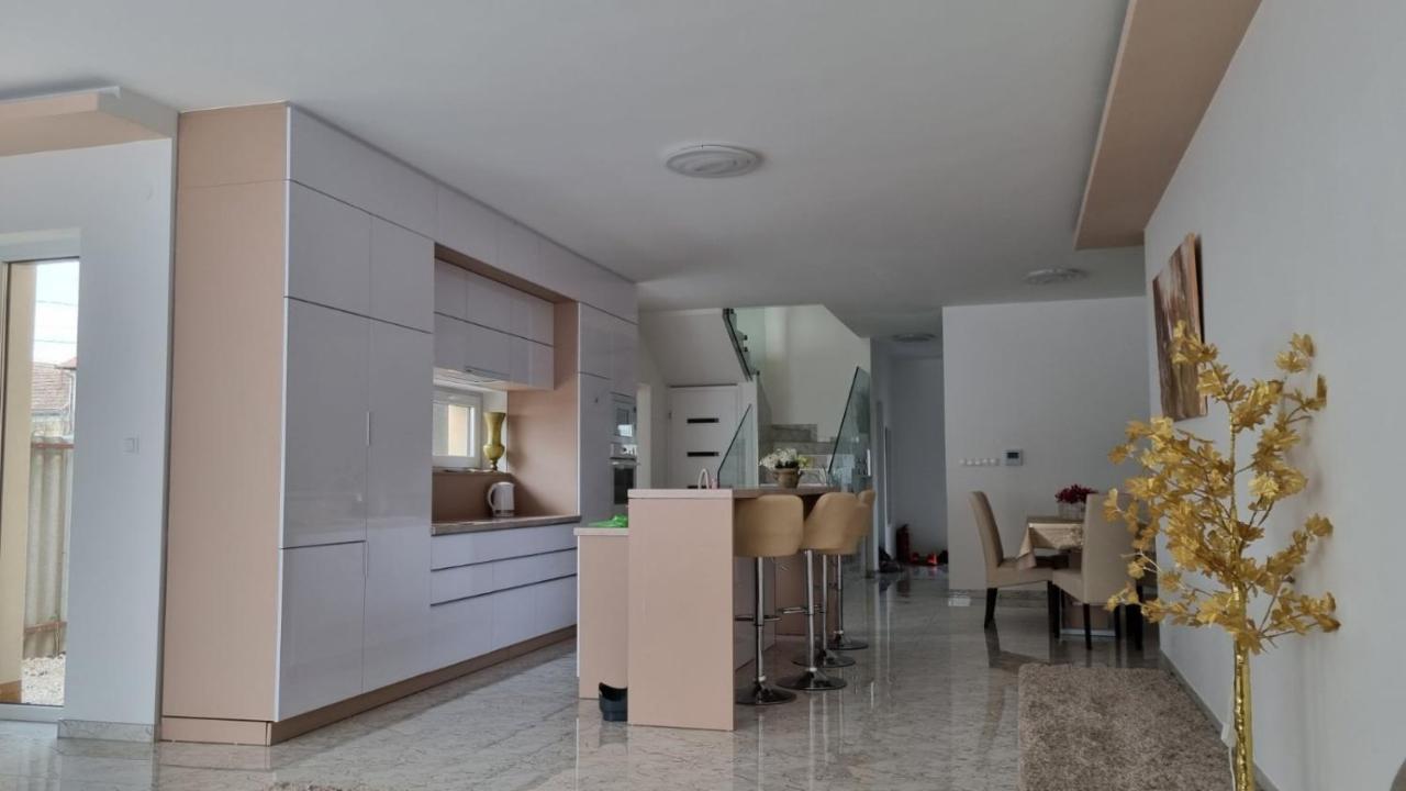 Apartamento Sarkcsillag Teljes Csaladihaz- Star Complete Family House Szeged Exterior foto