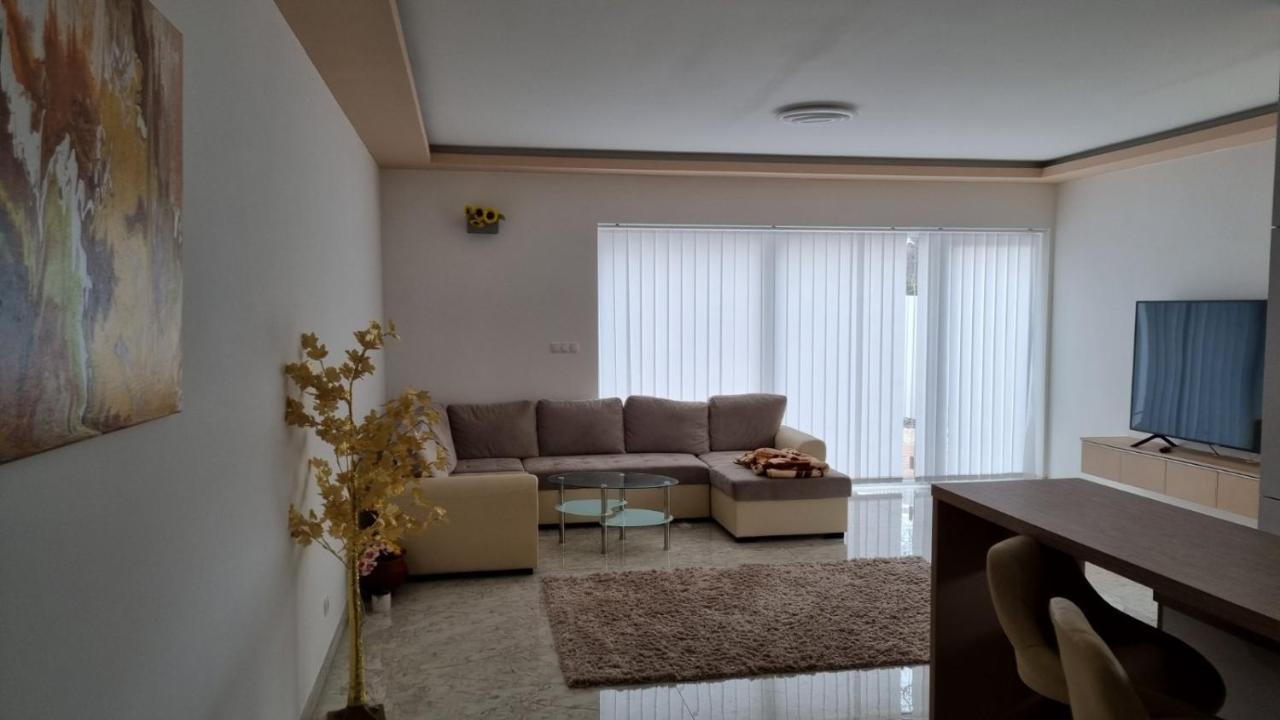 Apartamento Sarkcsillag Teljes Csaladihaz- Star Complete Family House Szeged Exterior foto
