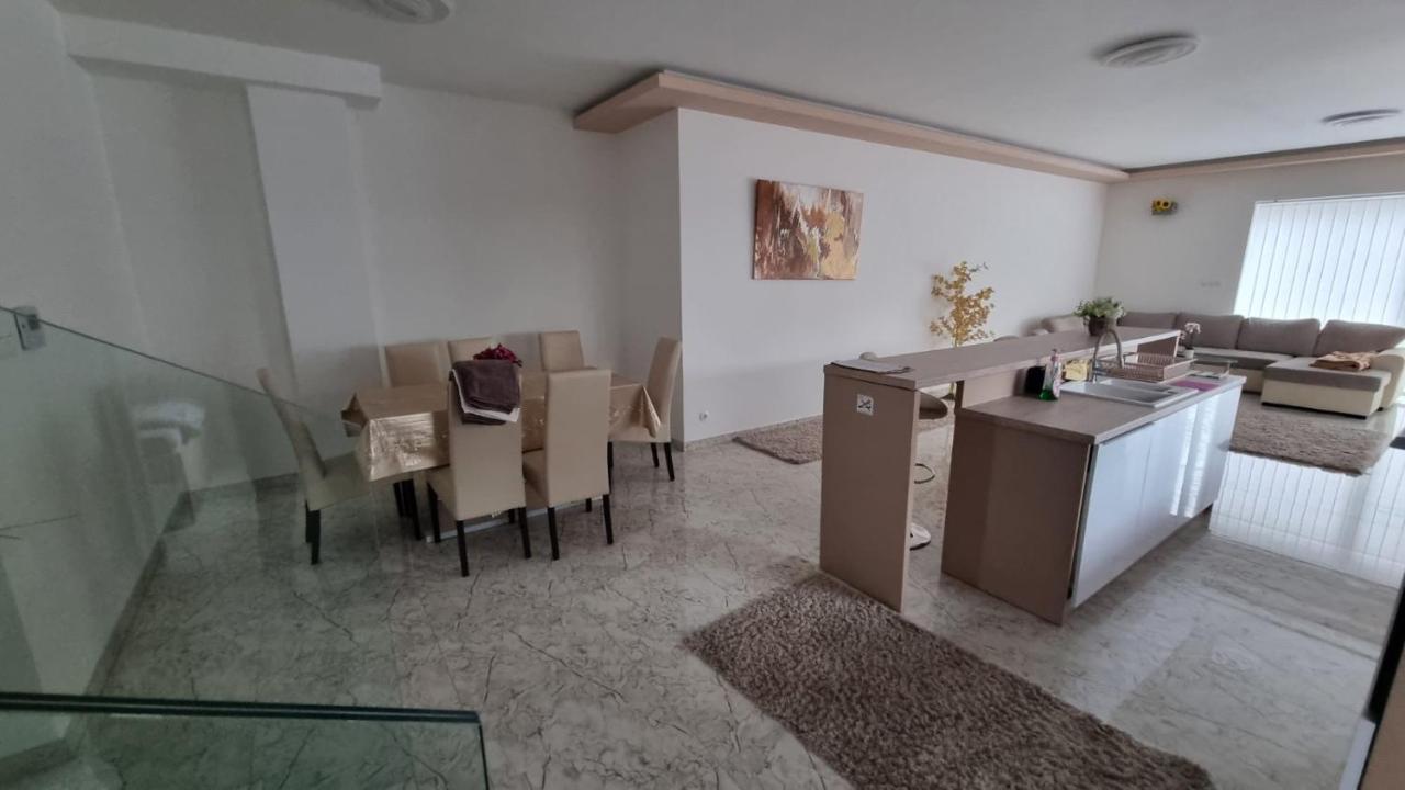 Apartamento Sarkcsillag Teljes Csaladihaz- Star Complete Family House Szeged Exterior foto