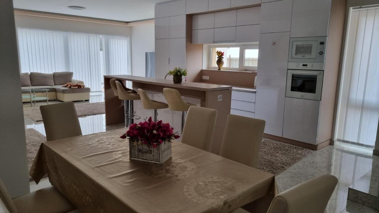 Apartamento Sarkcsillag Teljes Csaladihaz- Star Complete Family House Szeged Exterior foto